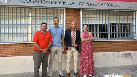 Los concejales Antonio Hurtado y &Aacute;ngel Ortiz junto a representantes de la Asociaci&oacute;n Provincial de Personas Sordas en C&oacute;rdoba FOTO PSOE DE C&Oacute;RDOBA
