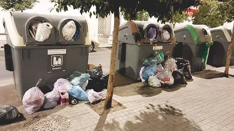 Basura en la calle Arcos de la Frontera FOTO FACUA