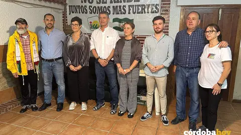 Pedro &Aacute;ngel Cabrera e Irene Ruiz (centro) y Sebasti&aacute;n P&eacute;rez (2&ordm; izda.), junto a otros cargos p&uacute;blicos y org&aacute;nicos de la formaci&oacute;n, en la sede de IU en Pe&ntilde;arroya FOTO IU