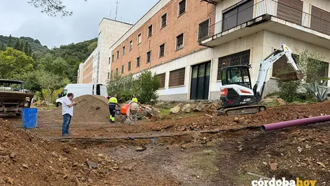 Obra de canalizaci&oacute;on del cable de media tensi&oacute;n en el CEIP La Aduana FOTO INFRAESTRUCTURAS