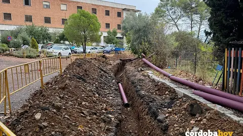 Obra de canalizaci&oacute;n del cable de media tensi&oacute;n en el CEIP La Aduana FOTO INFRAESTRUCTURAS