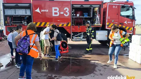 Visita de los ni&ntilde;os del Aula Espec&iacute;fica del IES Alhak&eacute;n II FOTO AENA
