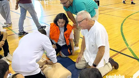 Profesionales del Hospital Quir&oacute;nsalud C&oacute;rdoba ense&ntilde;an maniobras de reanimaci&oacute;n cardiopulmonar a un grupo de alumnos FOTO HOSPITAL QUIR&Oacute;NSALUD