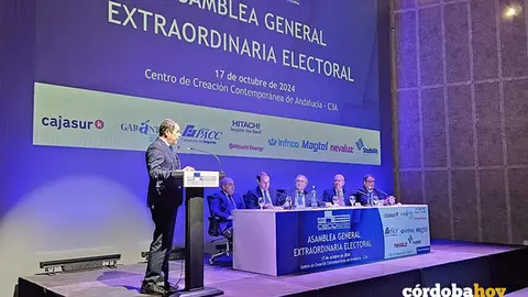 Gerardo Cuerva interviene en la Asamblea Electoral de CECO, observado por Antonio D&iacute;az (centro), junto a Lorenzo Amor (izda.), Javier Gonz&aacute;lez de Lara (2&ordm; izda.) y otros dirigentes empresariales FOTO CECO