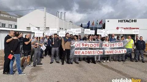 Concentraci&oacute;n de los trabajadores de Hitachi Energy ante la factor&iacute;a de C&oacute;rdoba en protesta por el despido de tres trabajadores FOTO CCOO