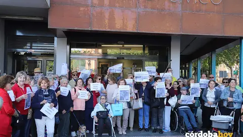 Protesta vecinal de Valdelleros por los ascensores estropeados del centro c&iacute;vico Norte, era una imagen e archivo FOTO &Aacute;LVARO SANTOS L&Oacute;PEZ