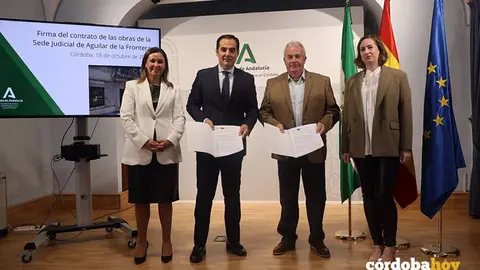 Nieto (segundo por la izquierda) muestra el contrato firmado para la reforma de la sede judicial de Aguilar de la Frontera FOTO JUNTA DE ANDALUC&Iacute;A