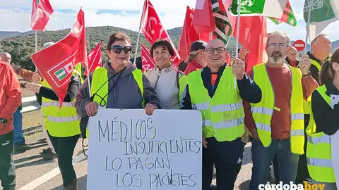 Un momento del corte de la N-432 en defensa del Hospital de Pe&ntilde;arroya, en el que han participado unas 300 personas