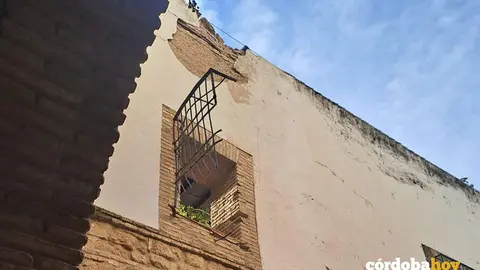 Verja arrancada en una ventana del Imtur FOTO NODO CORDUBA
