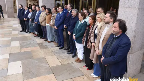 Minuto de silencio en el Ayuntamiento por las v&iacute;ctimas del temporal FOTO. RAFA MELLADO SENIOR