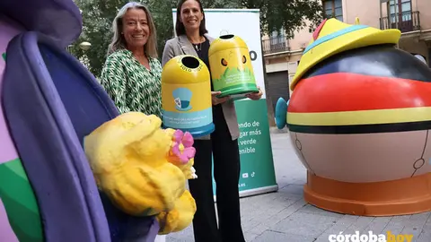 La presidenta de Sadeco, Isabel Alb&aacute;s, junto a la gerente de la zona Sur de Ecovidrio, presentan la campa&ntilde;a La magia de reciclar vidrio