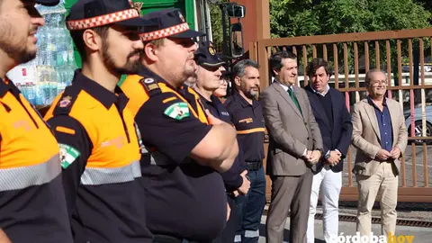 Voluntarios de Protecci&oacute;n Civil y agentes de Polic&iacute;a Local que acuden a Valencia por la DANA, con los responsables municipales FOTO RAFA MELLADO SENIOR