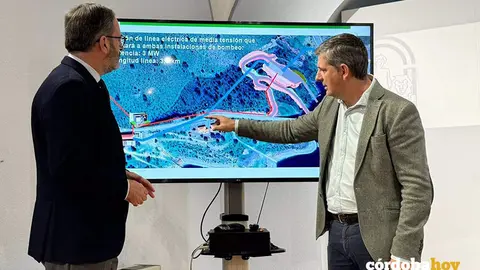 Adolfo Molina y Francisco Acosta observan una parte del proyecto de conexi&oacute;n definitiva entre La Colada y Sierra Boyera JUNTA DE ANDALUC&Iacute;A