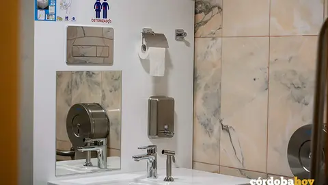 Ba&ntilde;os adaptados para personas ostomizadas en el IMAE, en una imagen de archivo FOTO IMAE