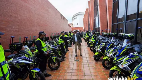 El alcalde de C&oacute;rdoba, Jos&eacute; Mar&iacute;a Bellido, y el teniente de alcalde delegado de Seguridad, Jes&uacute;s Coca, asisten a la recepci&oacute;n de 52 nuevas motos adquiridas para la Polic&iacute;a Local FOTO AYUNTAMIENTO DE C&Oacute;RDOBA
