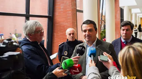 El alcalde de C&oacute;rdoba, Jos&eacute; Mar&iacute;a Bellido, atiende a los medios FOTO AYUNTAMIENTO DE C&Oacute;RDOBA