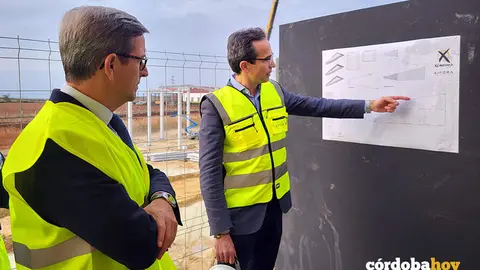 Paradela (izda.), junto a resposables de Ximenez Group, visita las obras del futuro Centro Operativo y de Transporte de la compa&ntilde;&iacute;a pontanesa XIM&Eacute;NEZ G