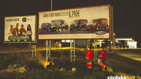 Cruz Roja reparte ropa de abrigo entre las personas sin hogar ante la llegada del fr&iacute;o