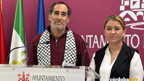 Los concejales del grupo Hacemos C&oacute;rdoba en el Ayuntamiento de la capital Irene Ruiz y Juan Hidalgo FOTO HACEMOS