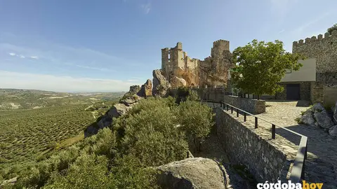 El castillo de Zuheros, rodeado de olivares FOTO RURAL BRIDGE
