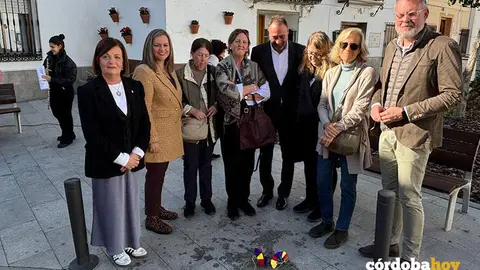 Autoridades y familiares en la colocaci&oacute;n de las 16 placas Stolsperteine en Baena
