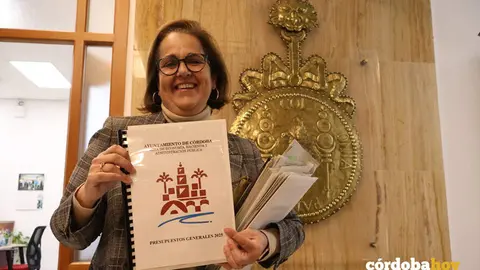 Blanca Torrent muestra el proyecto de Presupuesto antes de entrar al Pleno FOTO RAFA MELLADO SENIOR