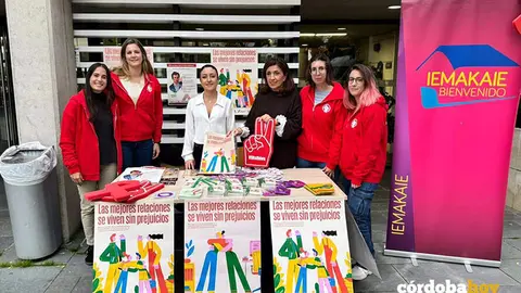 Las delegadas de Salud y Consumo del Ayuntamiento y la Junta, Cintia Bustos y Mar&iacute;a Jes&uacute;s Botella, en el estand montado por el D&iacute;a Mundial del Sida JUNTA DE ANDALUC&Iacute;A