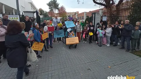 Concentraci&oacute;n de padres y madres del CEIP Pablo Garc&iacute;a Baena por la suciedad que generan las obras