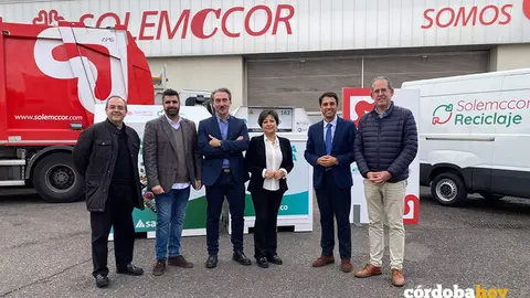 Leopoldo Izquierdo (2&ordm; dcha.), Juan Miguel Luque (3&ordm; izda.) y Dar&iacute;o Reina (dcha.), con otros responsables de C&aacute;ritas y Solemccor, durante la visita a las instalaciones de la empresa de inserci&oacute;n social FOTO C&Aacute;RITAS DIOCESANA