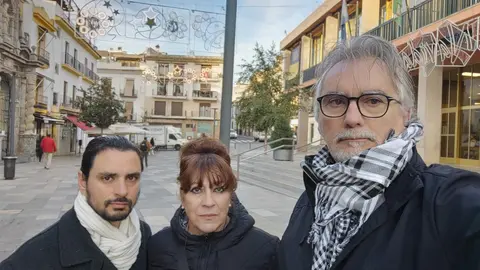 Miembros de Nodo Corduba delante del Ayuntamiento esta ma&ntilde;ana