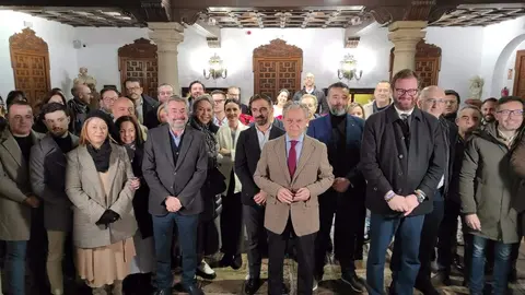 El presidente de la Diputaci&oacute;n de C&oacute;rdoba, Salvador Fuentes (centro), junto a diputados y profesionales de los medios de comunicaci&oacute;n cordobeses, en el desayuno de Navidad FOTO EUROPA PRESS