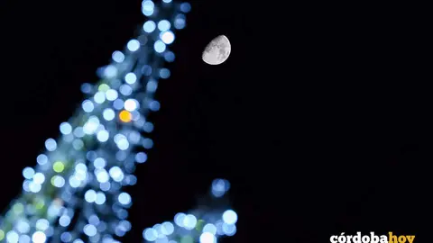Alumbrado navide&ntilde;o bajo la Luna FOTO JOAQU&Iacute;N CORCHERO:EUROPA PRESS