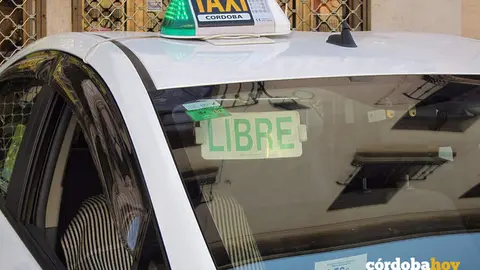 Un taxi de C&oacute;rdoba a la espera de clientes FOTO EUROPA PRESS