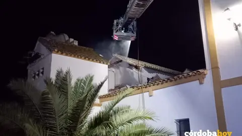 Los bomberos de Lucena actuaron en el fuego de un cortijo