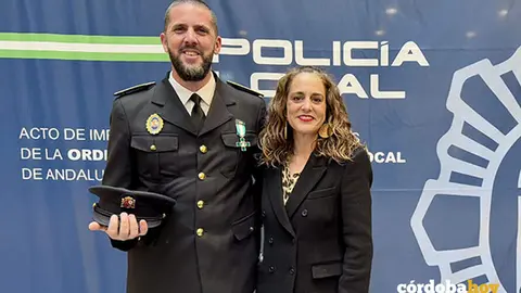 El polic&iacute;a local de Fuente Palmera V&iacute;ctor Jos&eacute; Bracero con la cruz con distintivo verde de la Orden al M&eacute;rito de la Polic&iacute;a Local de Andaluc&iacute;a FOTO AYUNTAMIENTO DE FUENTE PALMERA