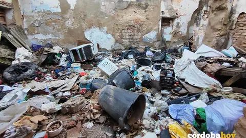 La basura acumulada en el solar de la calle Toril donde puede haber restos de uralita FOTO ANDALUC&Iacute;A ENTRE TOD@S
