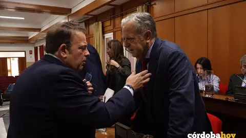 Juli&aacute;n Urbano conversa con Salvador Fuentes antes del Pleno FOTO RAFA MELLADO SENIOR