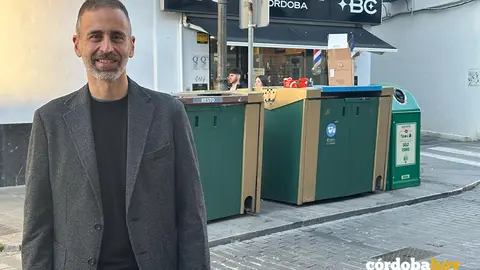 El concejal socialista &Aacute;ngel Ortiz delante de los contenedores pol&eacute;micos en El Realejo, en una imagen de archivo FOTO PSOE
