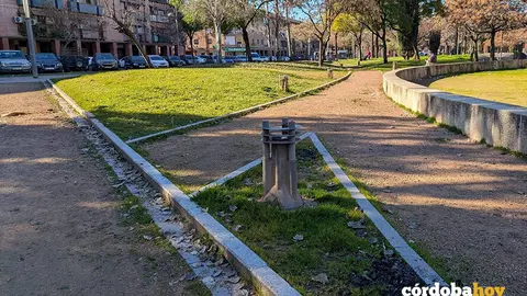 Caminos que conducen a bordillos y farolas rotas en los Jardines de Federica Montseny en C&oacute;rdoba FOTO HACEMOS C&Oacute;RDOBA