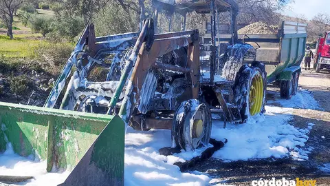 El tractor-excavadora que sali&oacute; ardiendo en Luque FOTO CONSORCIO PROVINCIAL DE EXTINCI&Oacute;N DE INCENDIOS