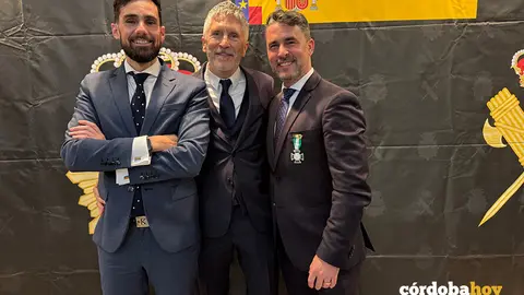 Rafael P&eacute;rez, Fernando Grande Marlaska y Juanma Poyato con el distintivo de la Guardia Civil FOTO AYUNTAMIENTO DE ZUHEROS