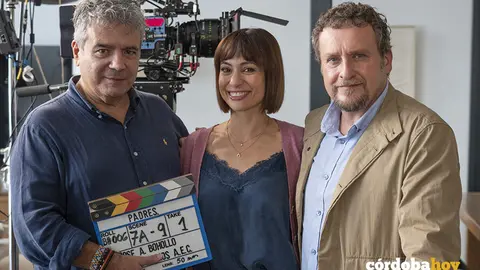Jos&eacute; &Aacute;ngel Bohollo, Natalia Varbeke y Fernando Kay en el rodaje de 'Padres' FOTO ACADEMIADECINE.COM