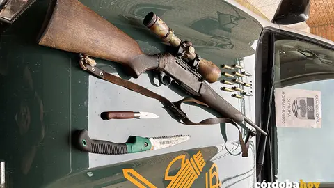 El arma con la que unos furtivos abatieron un ternero en Hornachuelos FOTO GUARDIA CIVIL