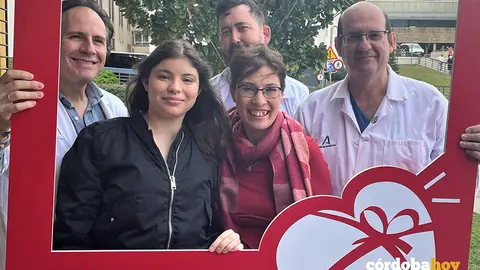 Carmen y Encarnaci&oacute;n rodeada del equipo que hizo el trasplante en C&oacute;rdoba FOTO HURS