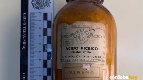 Uno de los botes de de &aacute;cido p&iacute;crico retirados de centros educativos por la Polic&iacute;a Nacional FOTO CNP