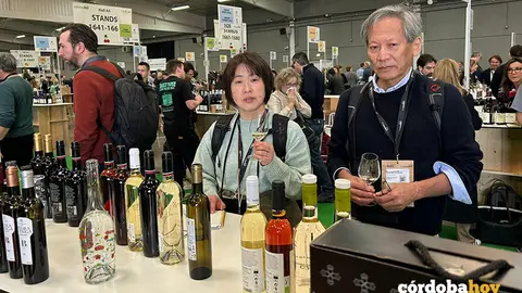 Visitantes en el expositor de Bodegas Robles en la Feria Mill&eacute;sime Bio 2025 FOTO BODEGAS ROBLES