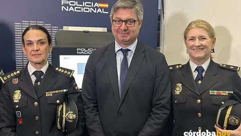 Velasco, entre L&oacute;pez (izquierda) y Manrique, en la inauguraci&oacute;n del Punto de Actualizaci&oacute;n del DNI en Puente Genil FOTO POLIC&Iacute;A NACIONAL