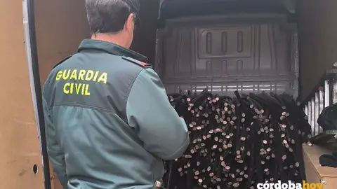 Un agente contempla el cableado de cobre robado que transportaba una furgoneta FOTO GUARDIA CIVIL