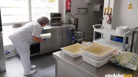 El servicio de catering en la Casa de Acogida Madre del redentor de C&aacute;ritas Diocesana en C&oacute;rdoba FOTO C&Aacute;RITAS