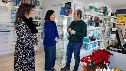 Mar&iacute;a Dolores G&aacute;lvez visita una tienda en Espejo FOTO JUNTA